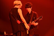 左より直井由文（B）、増川弘明（G）。（撮影：古渓一道）