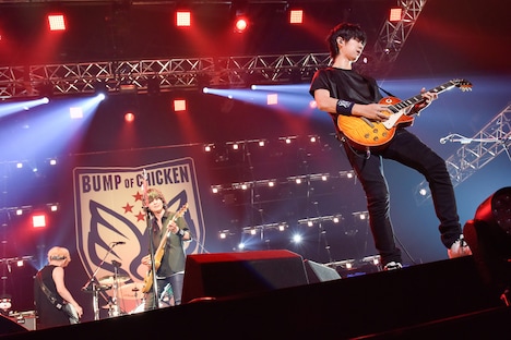 左より直井由文（B）、藤原基央（Vo, G）、増川弘明（G）。（撮影：古渓一道）