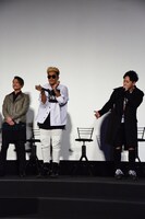 山下健二郎（右）のボイスパーカッションに乗せて踊るELLY（中央）。