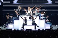 セットに腰掛けて「Anything」を歌う安室奈美恵。 (c)Dimension Point