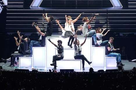 セットに腰掛けて「Anything」を歌う安室奈美恵。 (c)Dimension Point