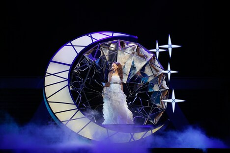 白のロングドレスで「TSUKI」を歌う安室奈美恵。 (c)Dimension Point