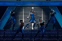 2着目の青いミニワンピースに着替えた安室奈美恵。 (c)Dimension Point