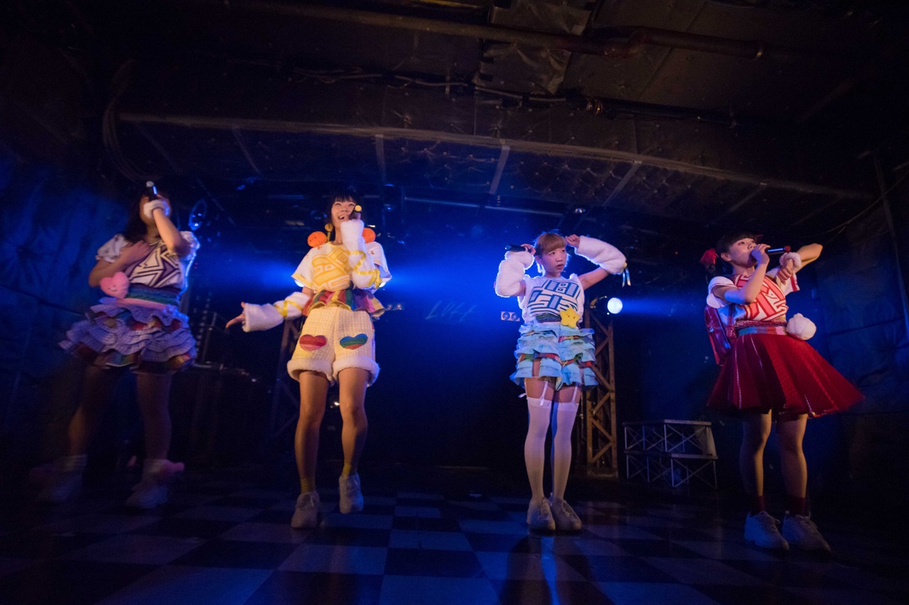 東京・新宿LOFTで開催された「あんナイト Vol.3～バレンタインだよ、あ～んナイト▽～」より、あヴぁんだんどのライブの様子。（撮影：稲垣謙一）