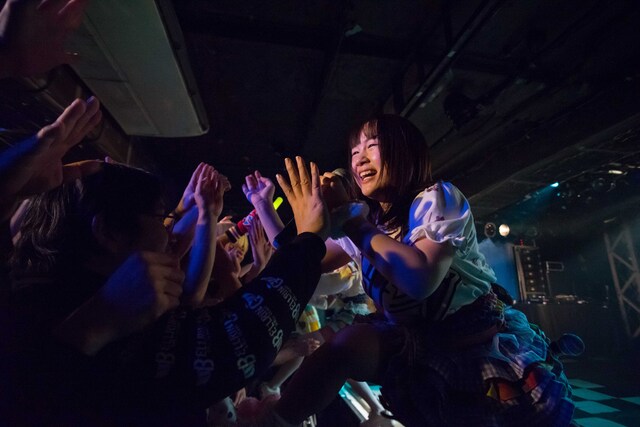 東京・新宿LOFTで開催された「あんナイト Vol.3～バレンタインだよ、あ～んナイト▽～」より、あヴぁんだんどのライブの様子。（撮影：稲垣謙一）