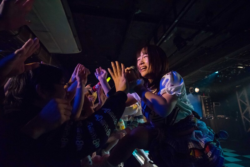 東京・新宿LOFTで開催された「あんナイト Vol.3~バレンタインだよ、あ~んナイト▽~」より、あヴぁんだんどのライブの様子。(撮影:稲垣謙一)