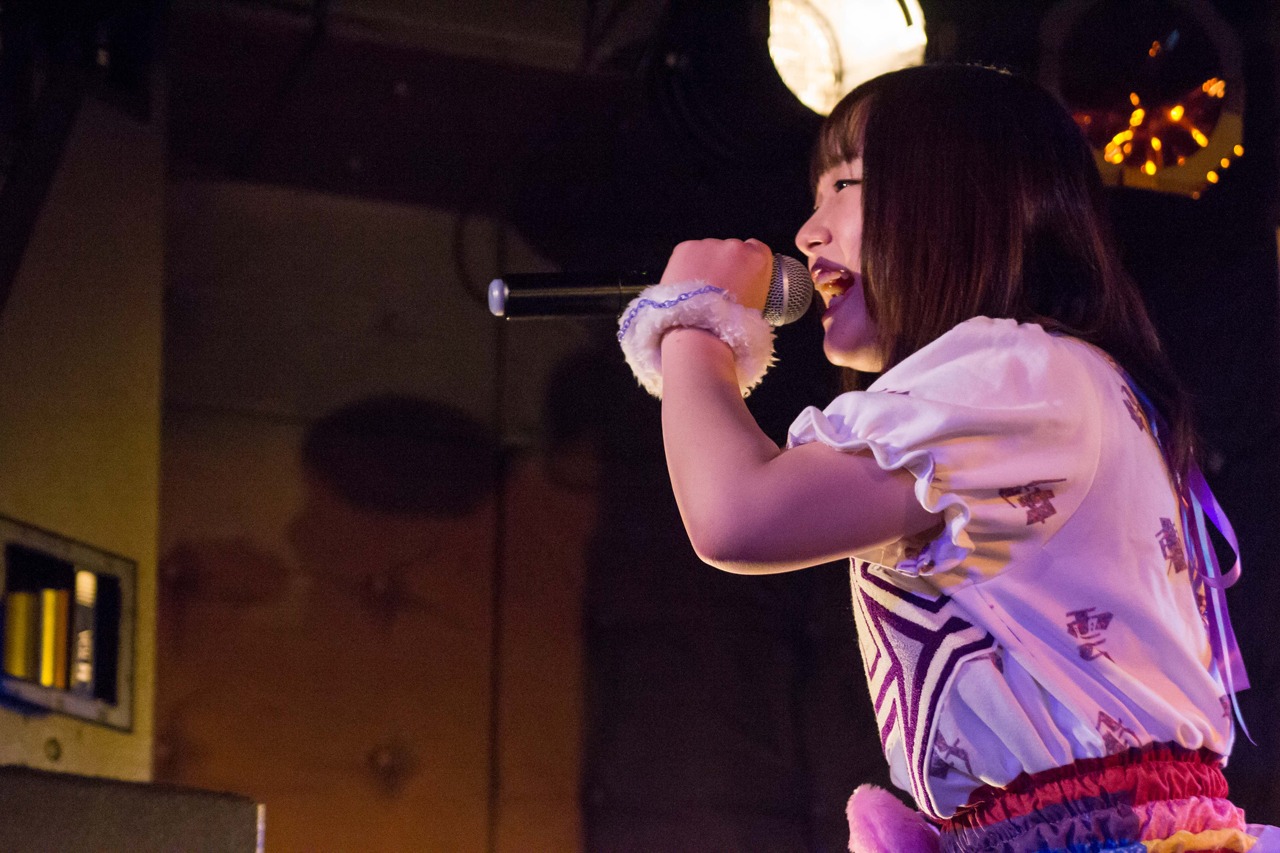 東京・新宿LOFTで開催された「あんナイト Vol.3～バレンタインだよ、あ～んナイト▽～」より、あヴぁんだんどのライブの様子。（撮影：稲垣謙一）