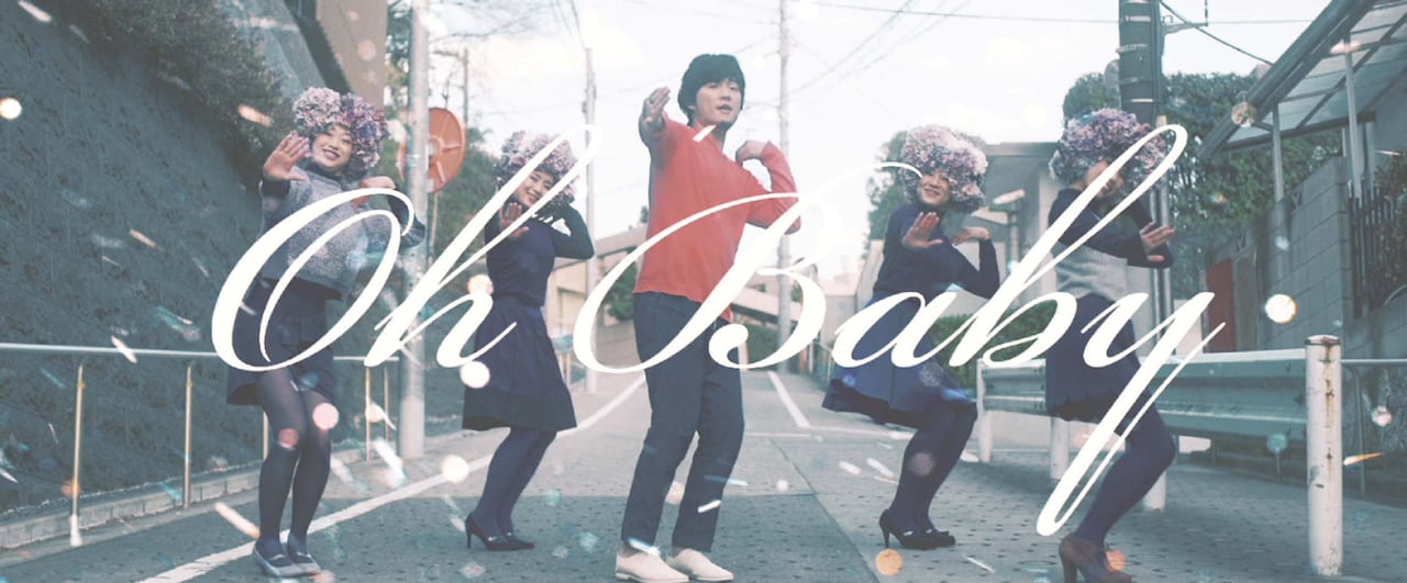 秦基博がノリノリで歌い踊る、新曲「スミレ」MV公開