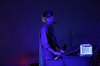 杉本雄治（Vo, Piano）（撮影：増田慶）