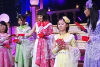 記者陣にチョコレートを配布する準備をするももいろクローバーZ。