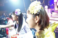 記者陣にチョコレートを配布するももいろクローバーZ。