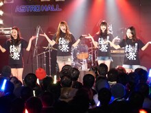 「まだはやい？んなことないない！Le Lien初ワンマンライブ～40x～」の様子。