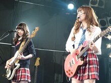 左からKarin（B）、Shione（Vo, G）。