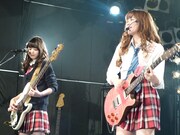 左からKarin(B)、Shione(Vo, G)。