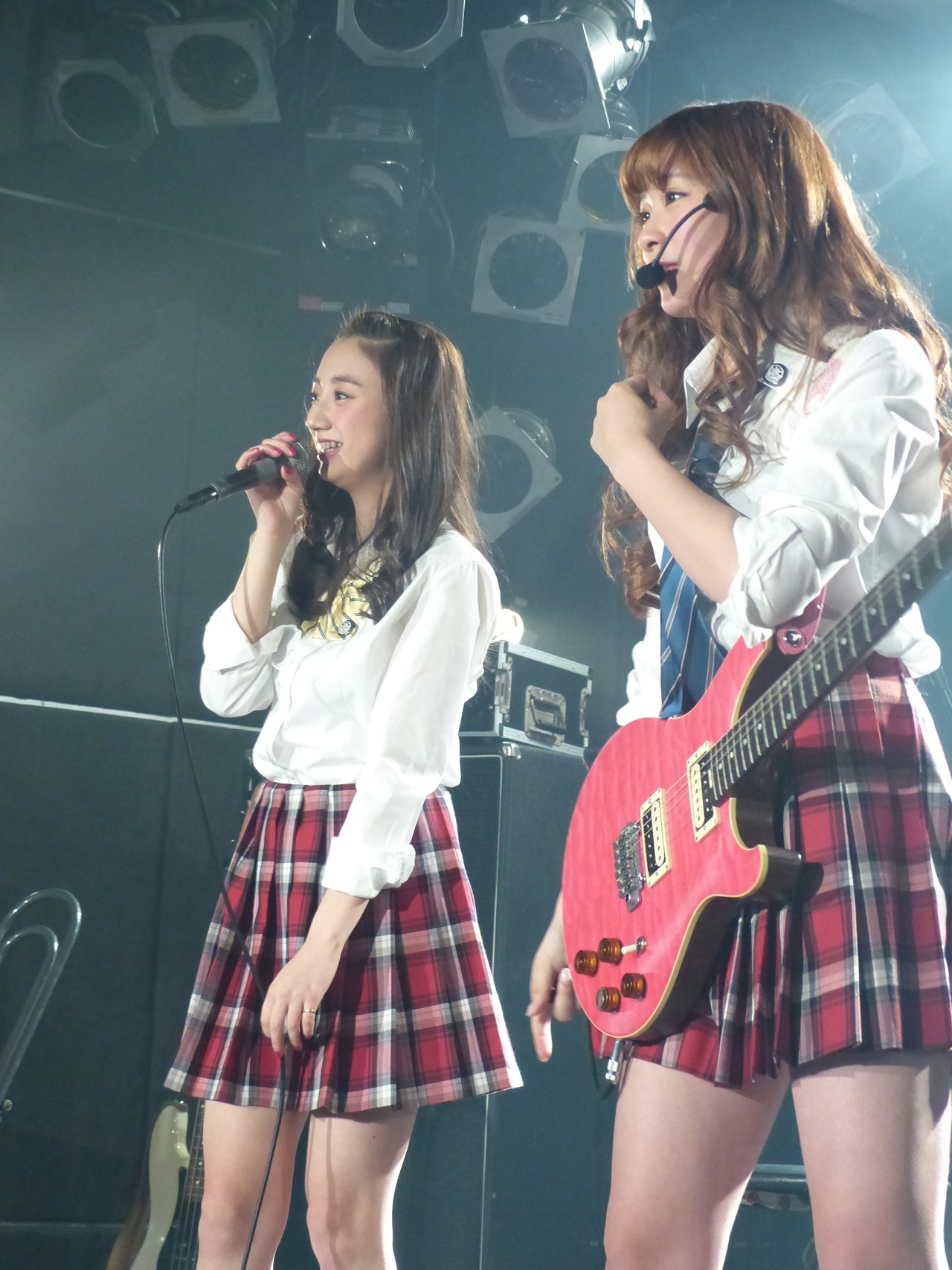 左からHikari（Dr）、Shione（Vo, G）。