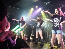 「まだはやい？んなことないない！Le Lien初ワンマンライブ～40x～」の様子。