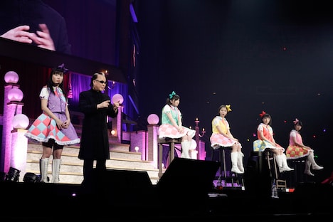 ももいろクローバーZとMr.マリック。（写真提供：ニッポン放送）