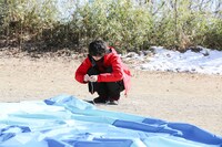 タープを組み立てるMASAKI。（撮影：笹森健一）