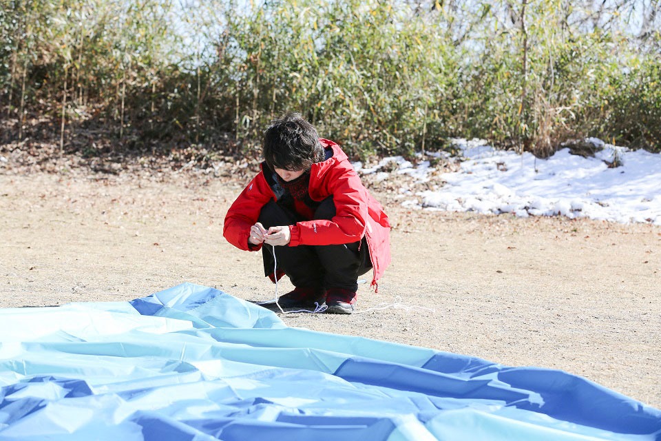 タープを組み立てるMASAKI。（撮影：笹森健一）