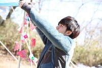 テントを組み立てるTAKUMI。（撮影：笹森健一）