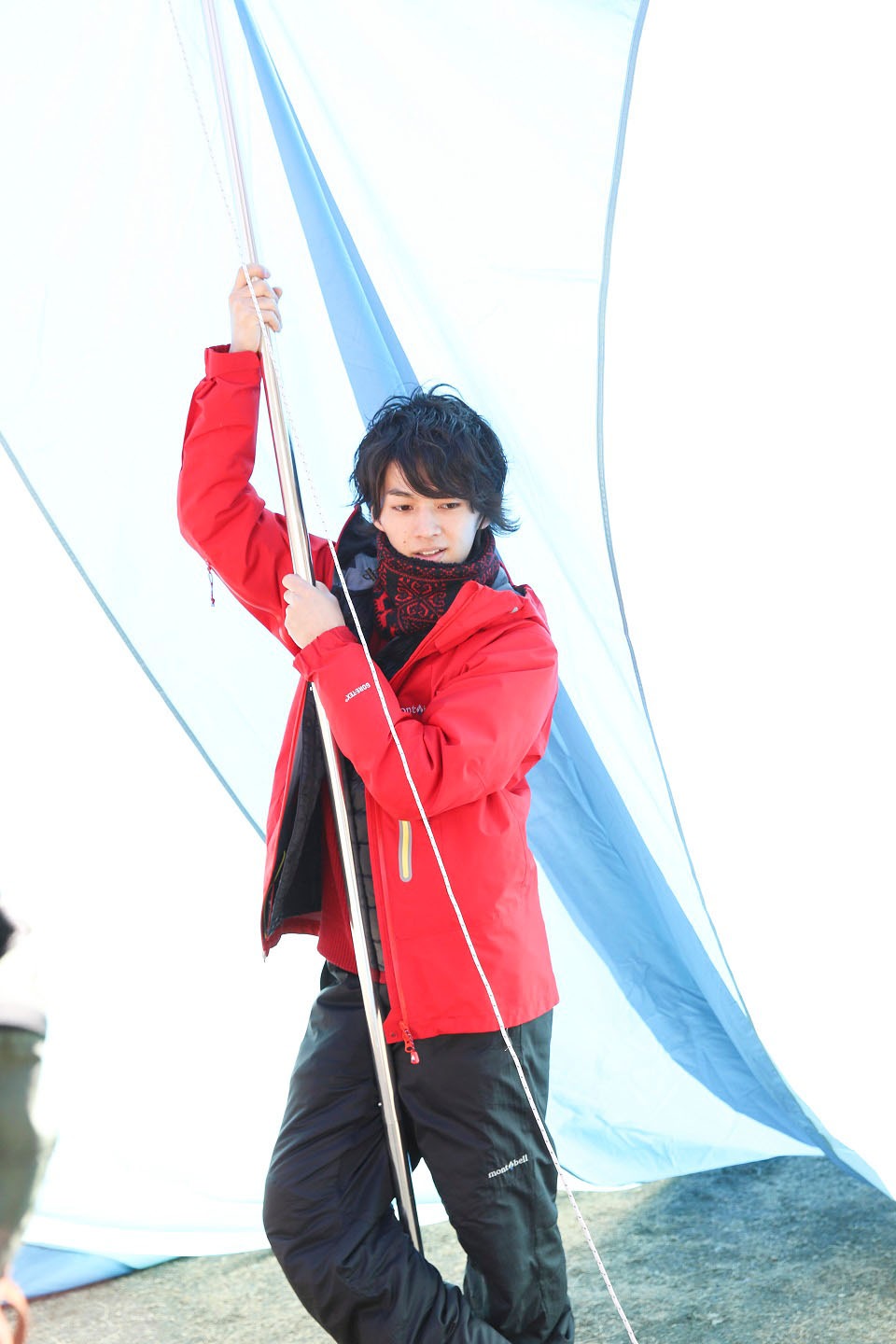 タープを組み立てるMASAKI。（撮影：笹森健一）