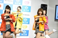 「もんげー岡山！」を歌唱するアップアップガールズ（仮）。