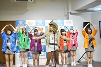 葛城ユキ（中央）とアップアップガールズ（仮）。