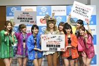 葛城ユキ（中央）とアップアップガールズ（仮）。