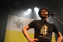 「TWEEDEESのロゴができたときからずっと旗が作りたかった」とうれしそうに話す沖井礼二（B）。