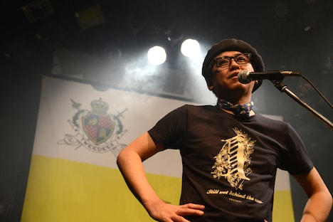 「TWEEDEESのロゴができたときからずっと旗が作りたかった」とうれしそうに話す沖井礼二（B）。