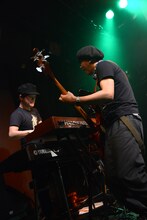 盟友・坂和也（左）のオルガンプレイにあわせてベースを演奏する沖井礼二（右）。