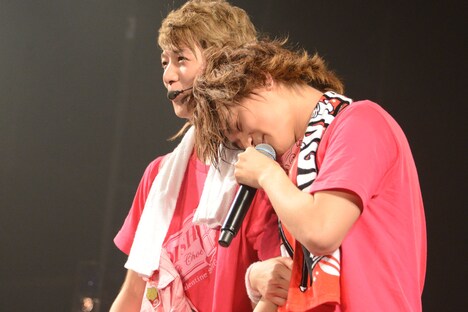 理想のデートプランを説明するTo-i（右）と相手役のRYUJI（左）。