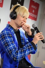 ニゴォ氏からの指示に照れ笑いを浮かべるカイ。