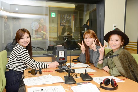 ラジオに出演するLLS。左から、きほ、あすみん、さっちゃん（重盛さと美）。