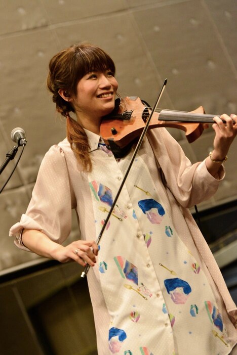 東出真緒（Violin）（Photo by AZUSA TAKADA）