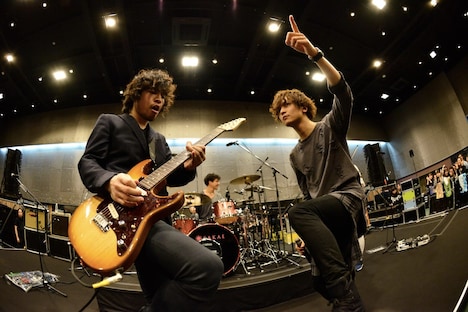 左から柿沼広也（G, Vo）、金井政人（Vo, G）。（Photo by AZUSA TAKADA）
