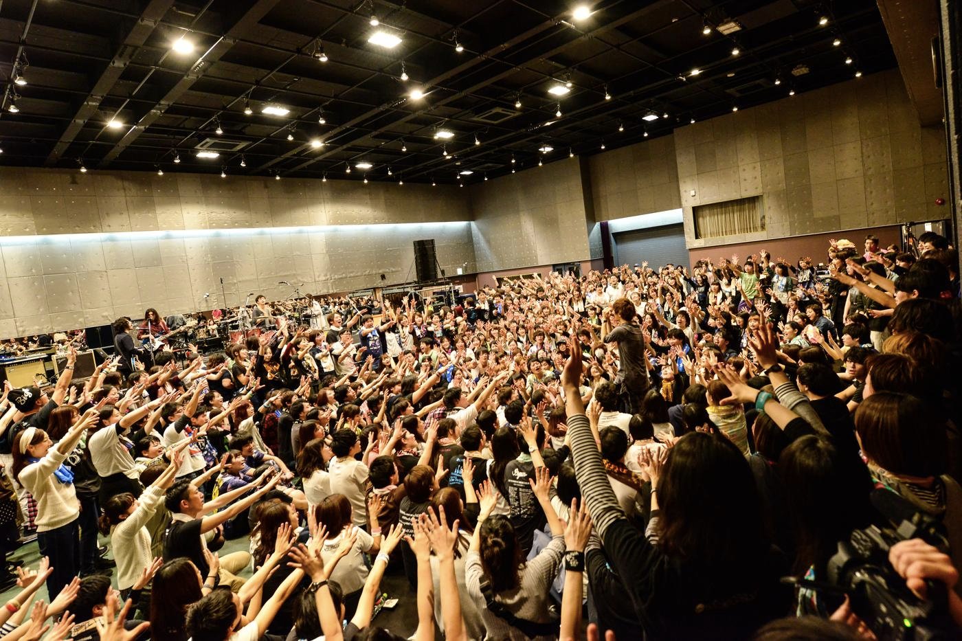 フロアでオーディエンスに囲まれて歌う金井政人（Vo, G）。（Photo by AZUSA TAKADA）