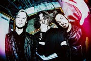 左からMasato（coldrain）、上田剛士、Koie（Crossfaith）。（撮影：浜野カズシ）