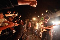 2月14日に東京・新代田FEVERにて行われた全国ツアー「素晴らしき世界ツアー」の最終公演の様子。（Photo by Chikako Asai）