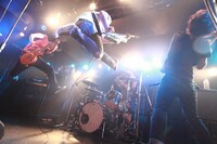 2月14日に東京・新代田FEVERにて行われた全国ツアー「素晴らしき世界ツアー」の最終公演の様子。（Photo by Chikako Asai）