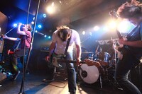 2月14日に東京・新代田FEVERにて行われた全国ツアー「素晴らしき世界ツアー」の最終公演の様子。（Photo by Chikako Asai）