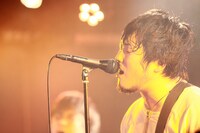 2月14日に東京・新代田FEVERにて行われた全国ツアー「素晴らしき世界ツアー」の最終公演の様子。（Photo by Chikako Asai）