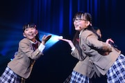 左から藤平華乃、吉田爽葉香。