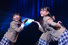左から藤平華乃、吉田爽葉香。