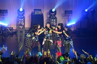 誕生日を祝われる伊藤千由李。