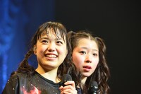 左から伊藤千由李、大黒柚姫。