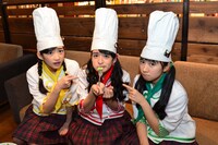 1カ月ぶりにアイスを食べる山出愛子（中央）。