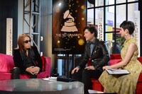 左から松本孝弘、ジョン・カビラ、ホラン千秋。 (c)WOWOW