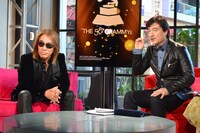 左から松本孝弘、ジョン・カビラ。 (c)WOWOW