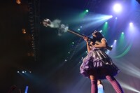 バズーカ砲でお菓子を客席へ投下する大黒柚姫。